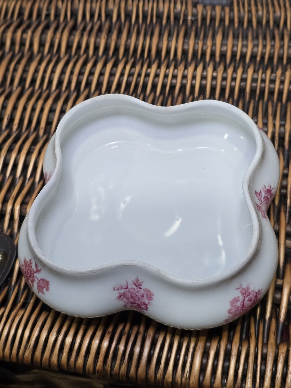 Limoges White Porcelain Trinket Box with Pink Transfer Scene - Picture 4 of 8